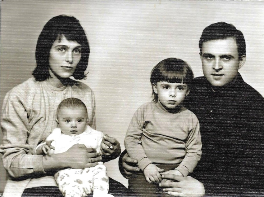 Anna Grušová a Jiří Gruša s dětmi (1966). Zdroj: archiv Anny Grušové