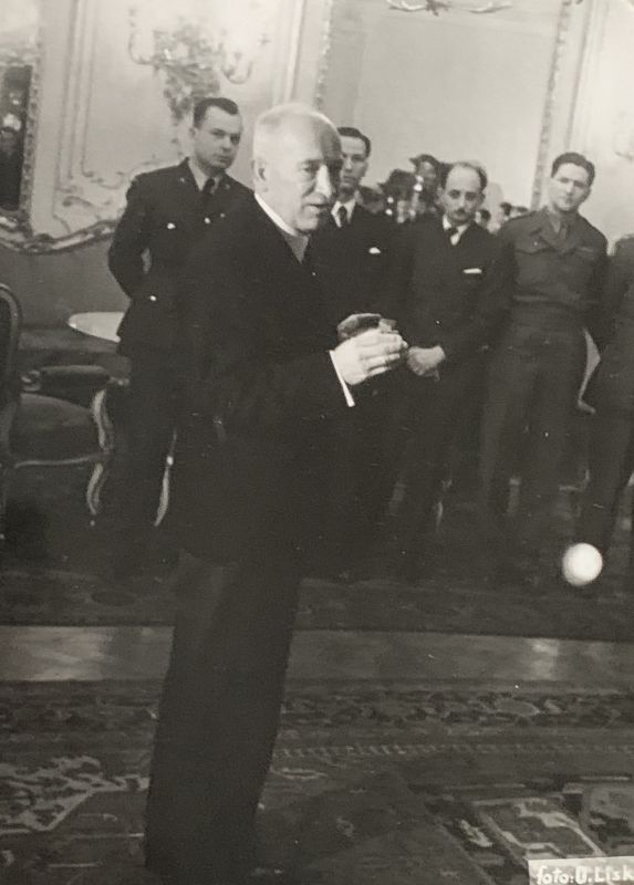 Edvard Beneš přijímá 16. listopadu roku 1945 členy Vysokoškolského strážního oddílu.. Zdroj: Paměť národa / archiv pamětnice Jely Sovové