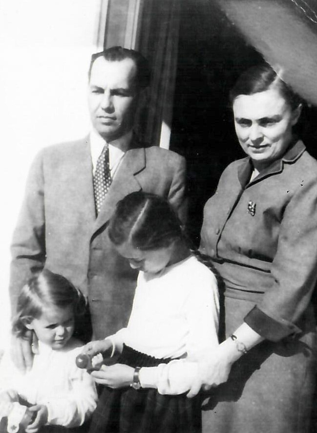 Helena Vávrová a Anna Grušová s rodiči roku 1950. Zdroj: archiv Heleny Vávrové