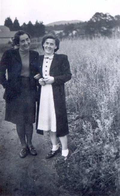 Marie Kalivodová (vpravo) pravděpodobně s Melanií Kohnovou. Zdroj: archiv Jany Hůlkové