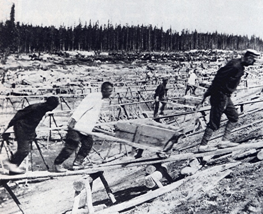 Vězni gulagu při práci na stavbě Bělomořsko-baltského kanálu, 30. léta. Zdroj: neznámý autor, PD in Russia
