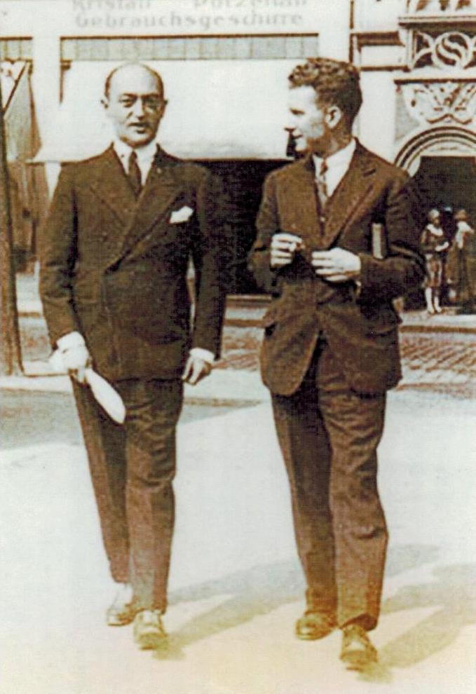 Schumpeter (vlevo) jako ministr financí Rakouské republiky, 1919. Zdroj: Muzeum Vysočiny, pobočka Třešť