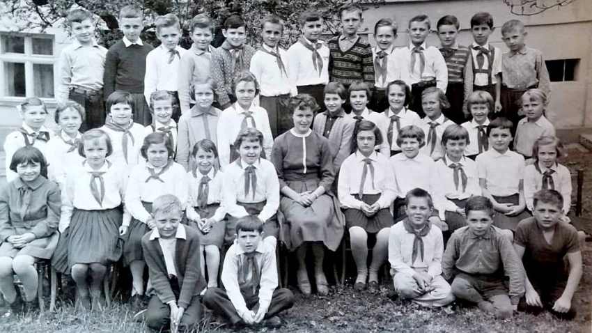 Jindřiška Švajdová s první třídou ve škole v Březnici. Zdroj: archiv pamětnice
