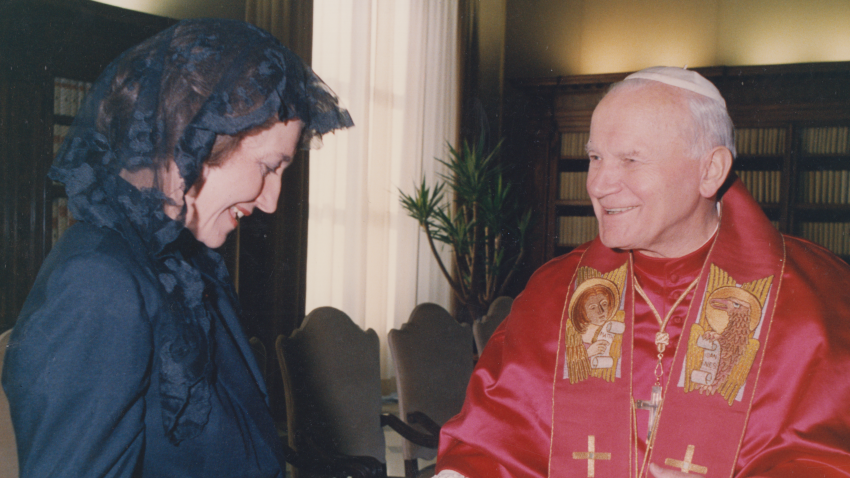 S papežem Janem Pavlem II. v roce 1990, kdy byl její muž velvyslancem ve Vatikánu. Zdroj: archiv Dagmar Halasové