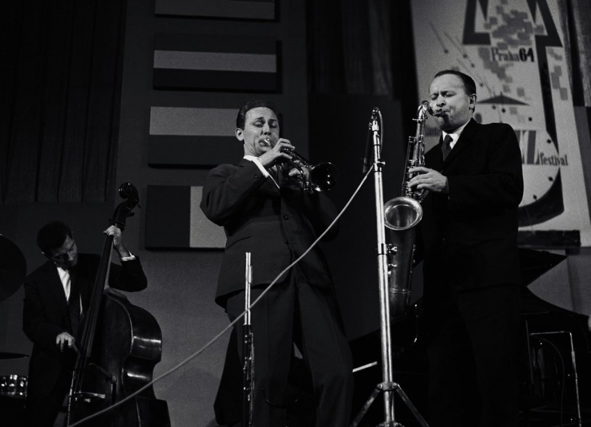 HQ kvintet na legendárním prvním ročníku Mezinárodního jazzového festivalu v Praze, 1964. Zleva Jan Arnet, Laco Déczi a Jan Konopásek.
Zdroj: Facebookový profil pamětníka