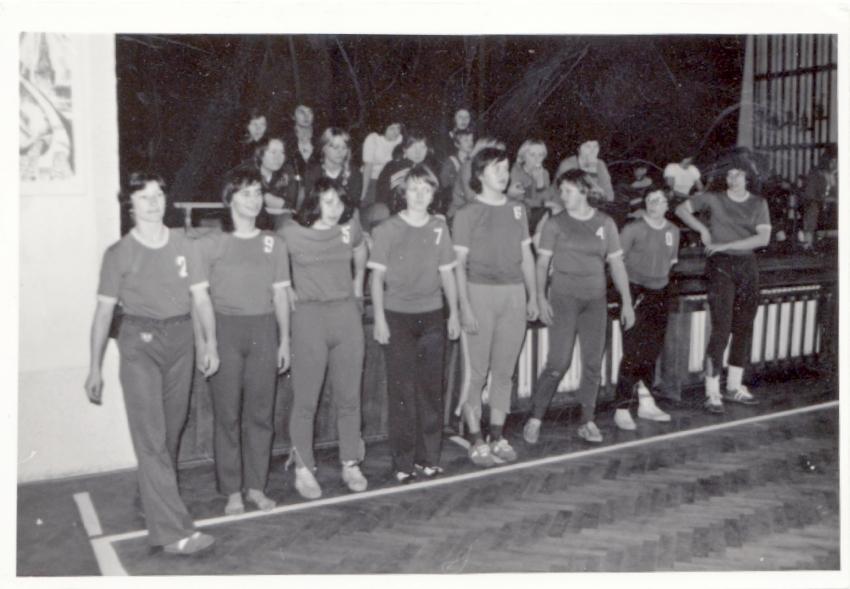Volejbalové družstvo Institutu Pionýrské organizace SSM Chrudim na okresním přeboru, 1985 (ilustrační foto)