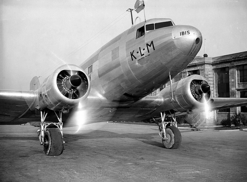 Douglas DC-3, typ letadla, kterým 14. března 1939 odletěli Moravcovi zpravodajci do
Londýna. Zdroj: VHÚ