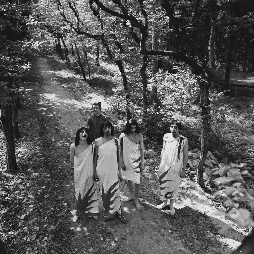 Členové kapely Plastic People of the Universe v zahradě Břevnovského kláštera. Konec 60. let. Zdroj: archiv Jana Ságla