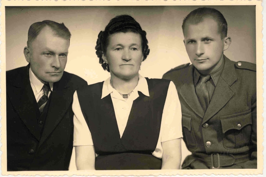 František Wiendl s rodiči roku 1947. Zdroj: archiv pamětníka