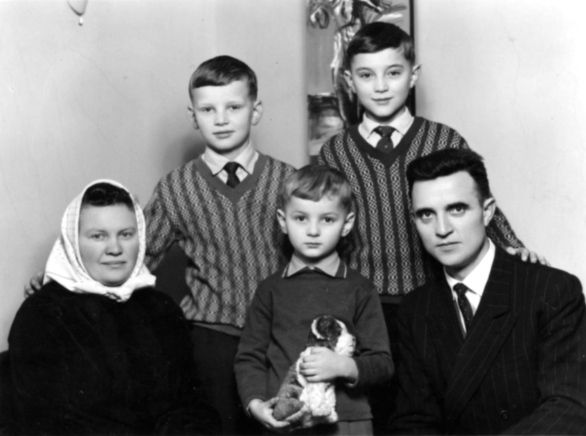 Pavel Záleský s rodiči a mladšími bratry, 1967. Zdroj: archiv pamětníka