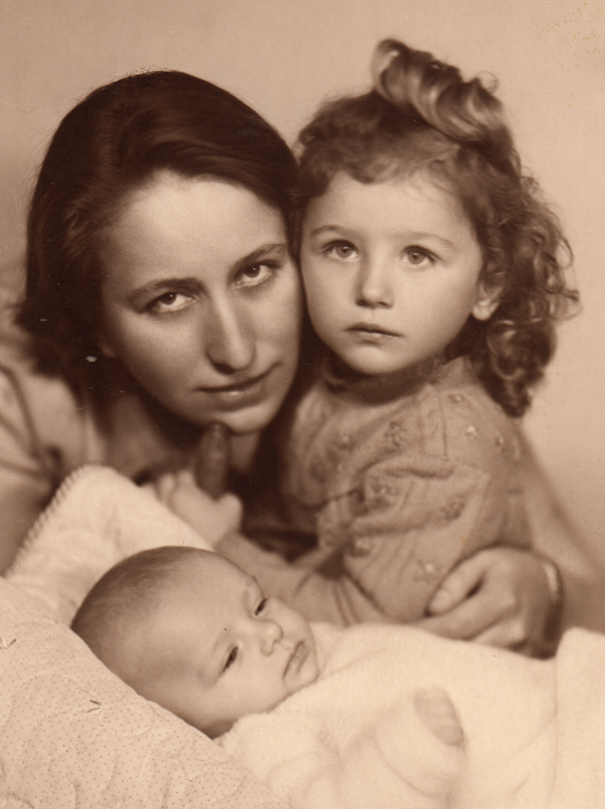 V roce 1941 s matkou Annou Pojerovou, pediatričkou, a mladší sestrou Martou. Zdroj: archiv Dagmar Halasové