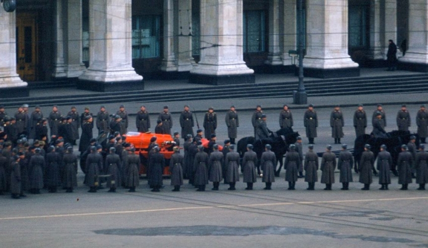 Stalinův pohřeb, jak ho zachytil americký vojenský přidělenec v Moskvě Martin Manhoff z balkonu americké ambasády. Zdroj: volné dílo, autor Martin Manhoff, výřez