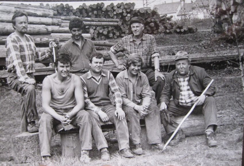 Tomáš Hradílek (úplně vlevo) v době kdy byl zaměstnání na pile v Lipníku nad Bečvou. Zdroj: Paměť národa