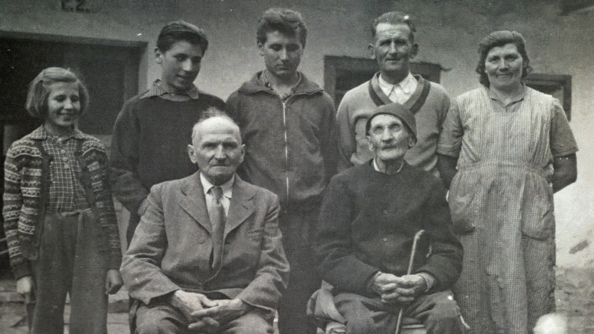 Marie vlevo s bratry a rodiči, dole s hůlkou sedí František Vaníček, otec Hugo Vaníčka, 1957