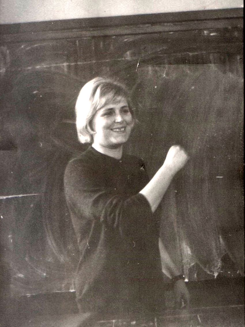 Zora Čapková před tabulí, 2. polovina 60. let. Zdroj: archiv pamětnice