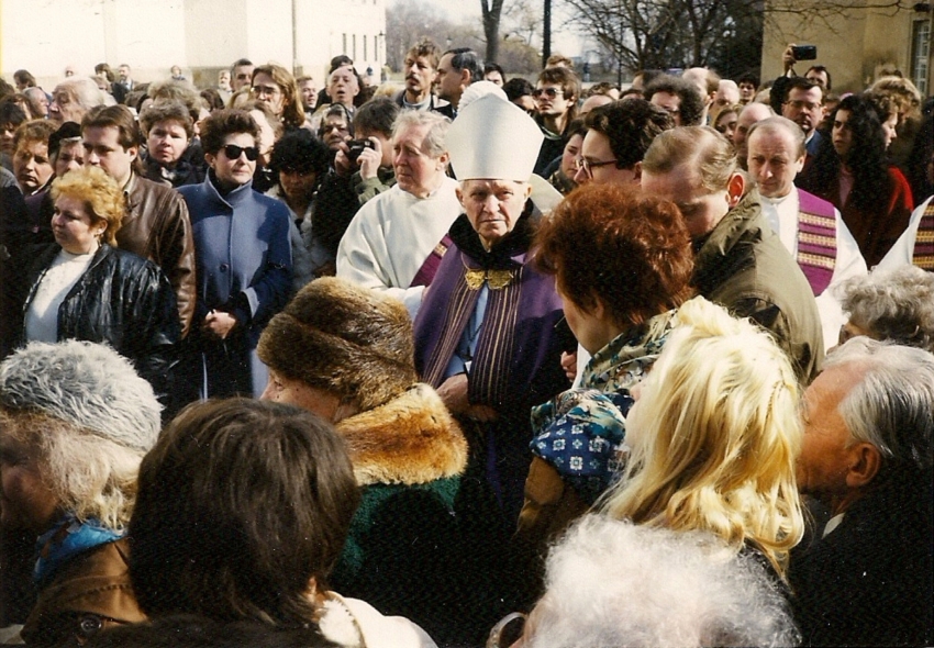 Anastáz Opasek v Břevnovském klášteře na pohřbu Karla Kryla (1994). Zdroj: archiv Petra Konvalinky