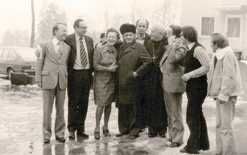 Setkání exulantů v Rohru, čtvrtý zprava Anastáz Opasek, zcela vpravo Karel Kryl. Zdroj: archiv Jiřího Maláška