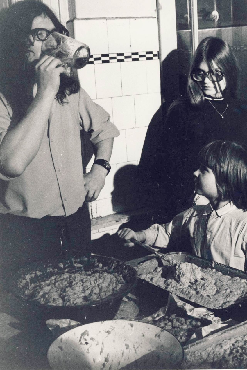 Ivan Martin Jirous vaří v Ječné, asi 1975. Zdroj: archiv pamětnice