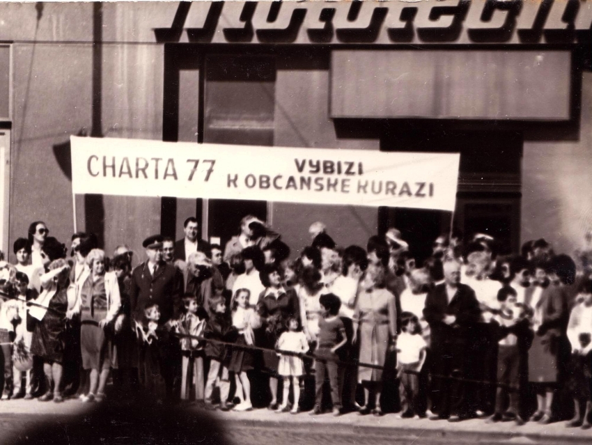 Rudolf Bereza s Tomášem Hradílkem na 1. máje 1987 v Olomouci s transparentem „Charta 77 vybízí k občanské kuráži“.  Zdroj: archiv Rudolfa Berezy