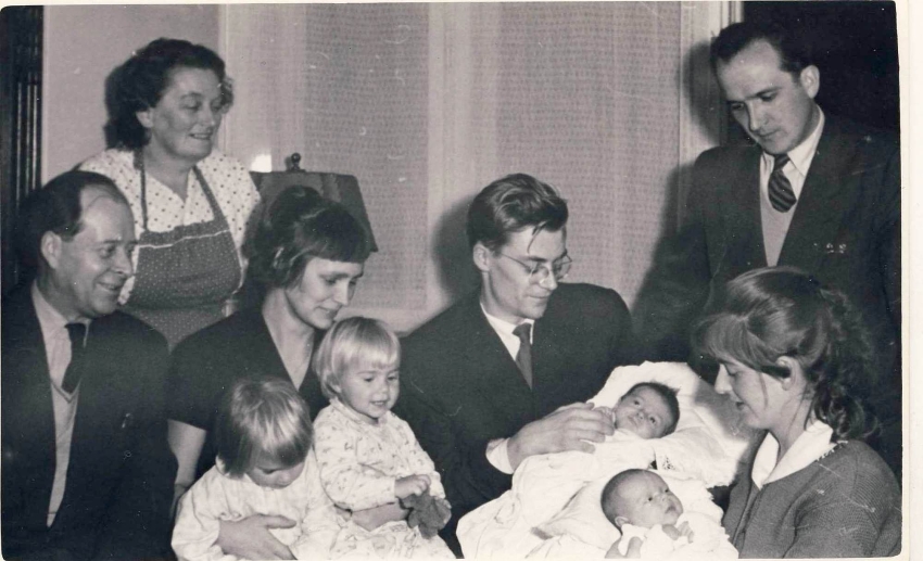 S manželem, dětmi a rodinou, asi 1958. Zdroj: archiv pamětnice