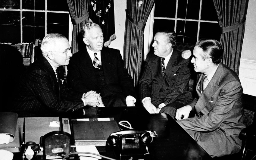 Zleva americký prezident Harry Truman, George Marshall, koordinátor Marshallova plánu Paul Hoffman a ministr obchodu Averell Harriman v oválné pracovně 29. listopadu 1948. Zdroj: Wikimedia Commons