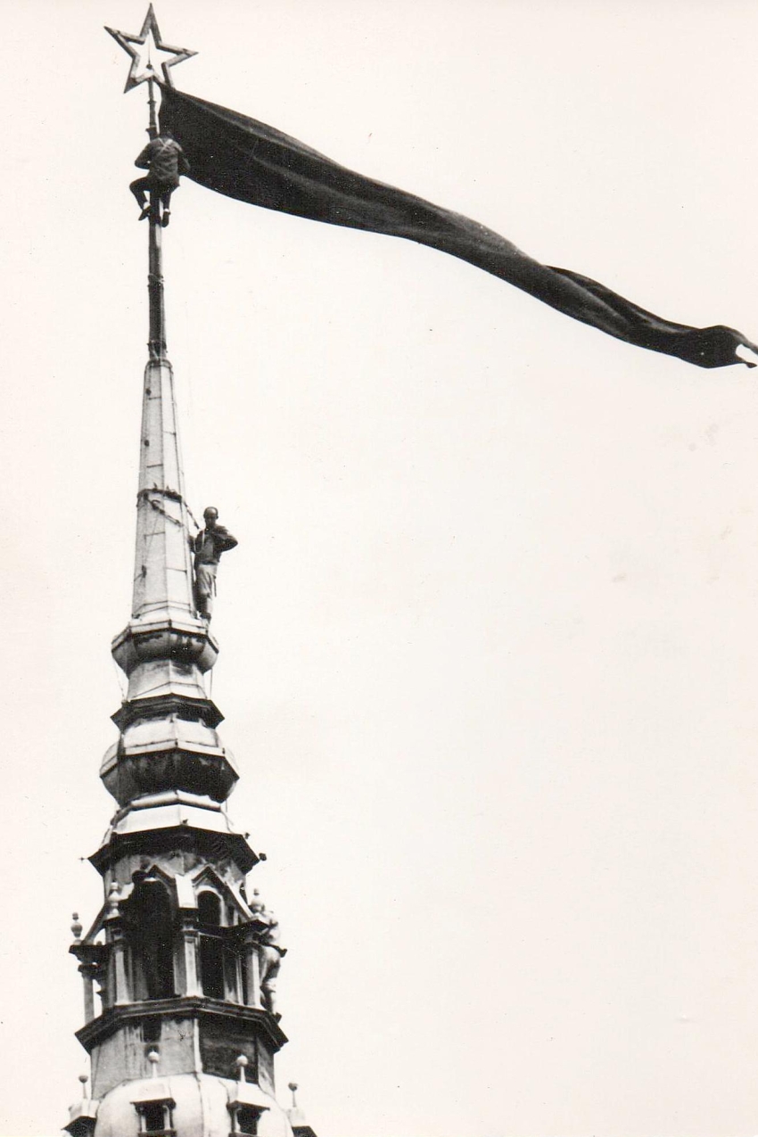 22. 8. 1968 v Liberci. Černá vlajka na radnici. Zdroj: archiv Jana Kovanice