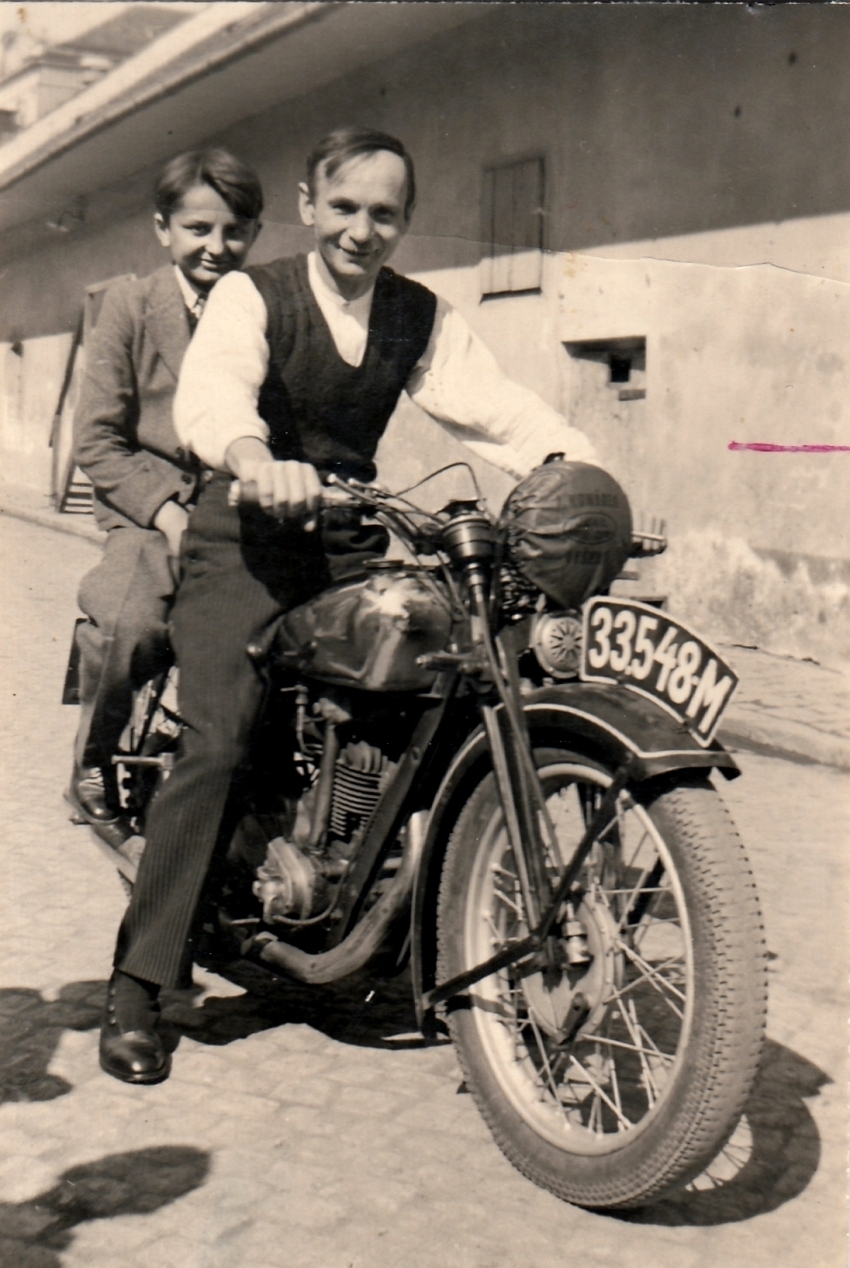 Jiří s tatínkem Ludvíkem ve 30. letech. Foto: archiv pamětníka
