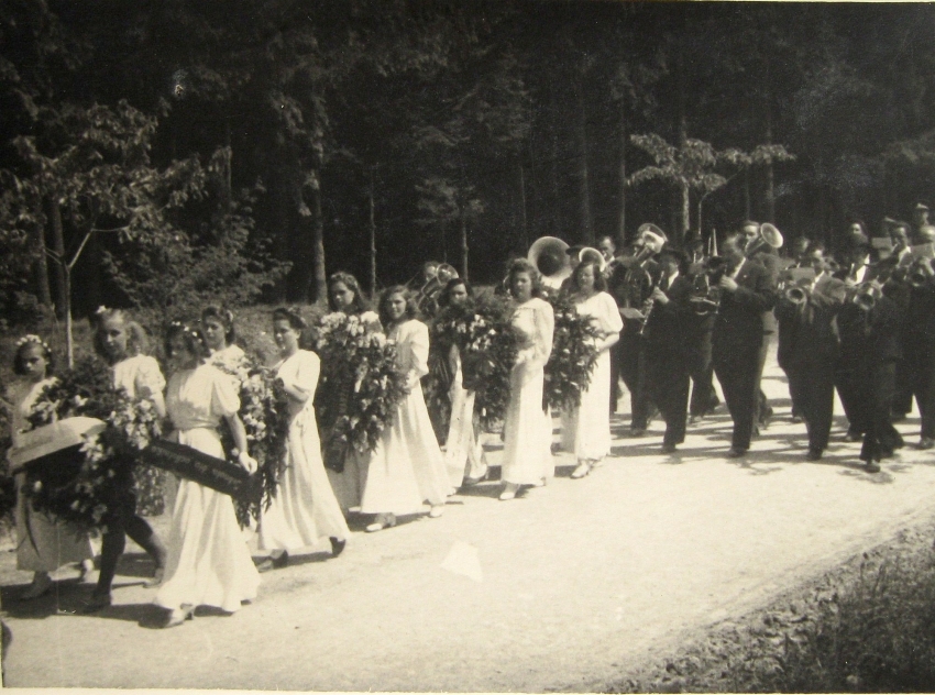 Pohřeb mužů zavražděných při zákřovské tragédii,14. května 1945. Zdroj: archiv Svatavy Kubíkové
