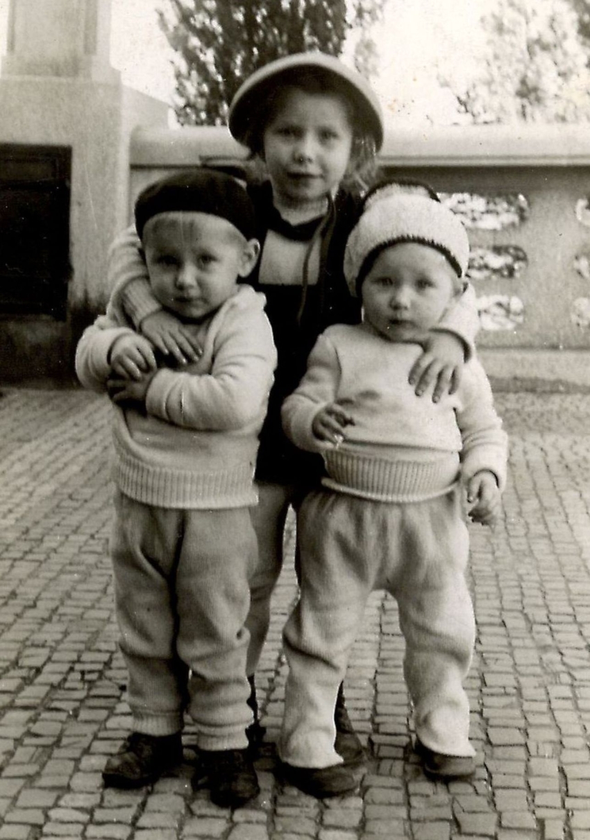 Františka Hocková se svými sourozenci. Zdroj: archiv Františky Hockové