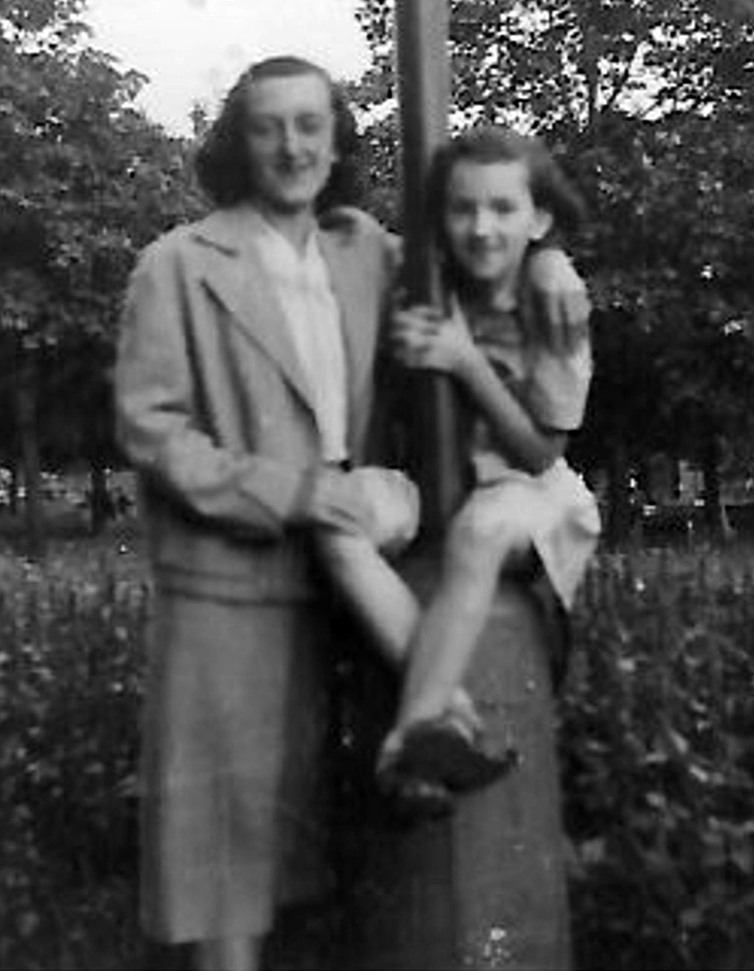 Marie Ronešová o prázdninách s matkou. Zdroj: archiv Marie Ronešové