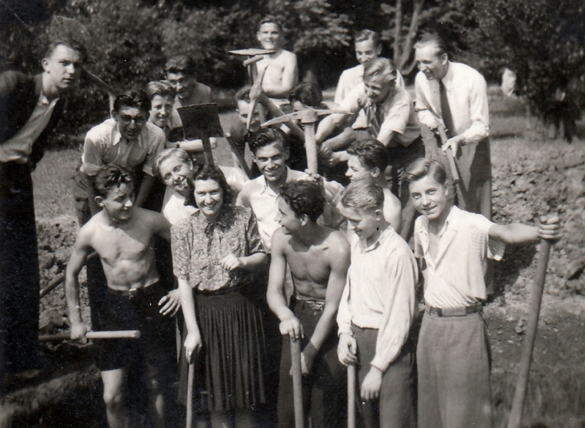 Baťovi mladí muži kopají zákopy, uprostřed třídní učitelka a němčinářka Frantíková. Foto: archiv Jiřího Kotlového