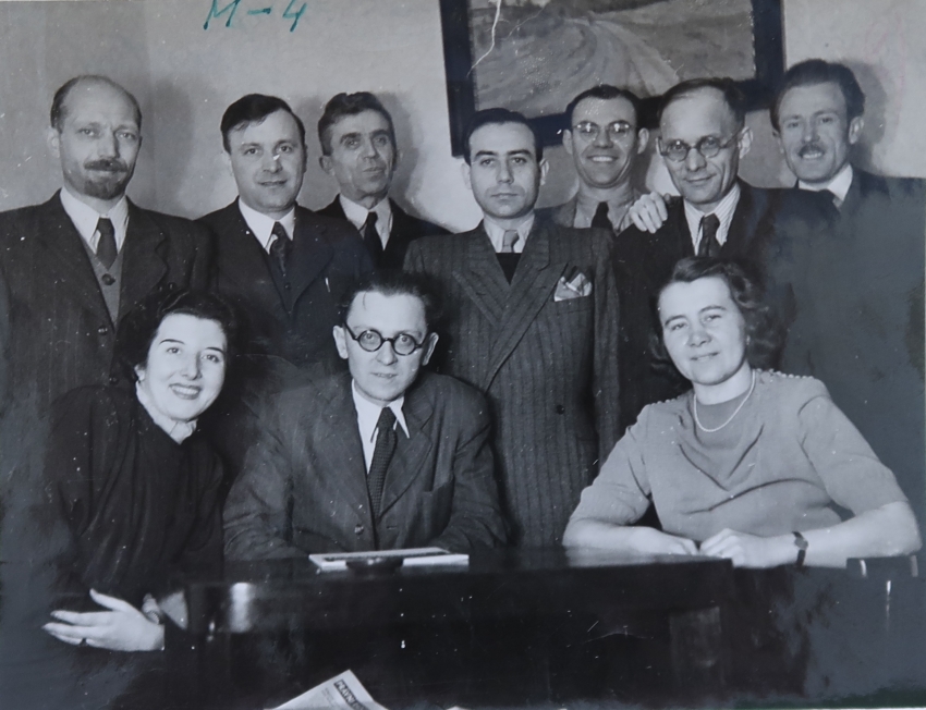 Josef Klička (stojící třetí zleva) se svými kolegy z redakce Národní odborové ústředny zaměstnanecké – kanceláře Ligy proti bolševismu, rok 1944
Zdroj: ABS/cechoslovacivgulagu.cz