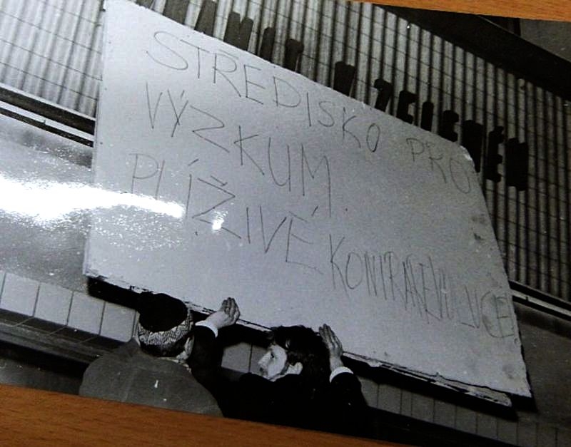 Protestní transparent na kině v Semilech v únoru 1969. Zdroj: Paměť národa / archiv pamětníka
