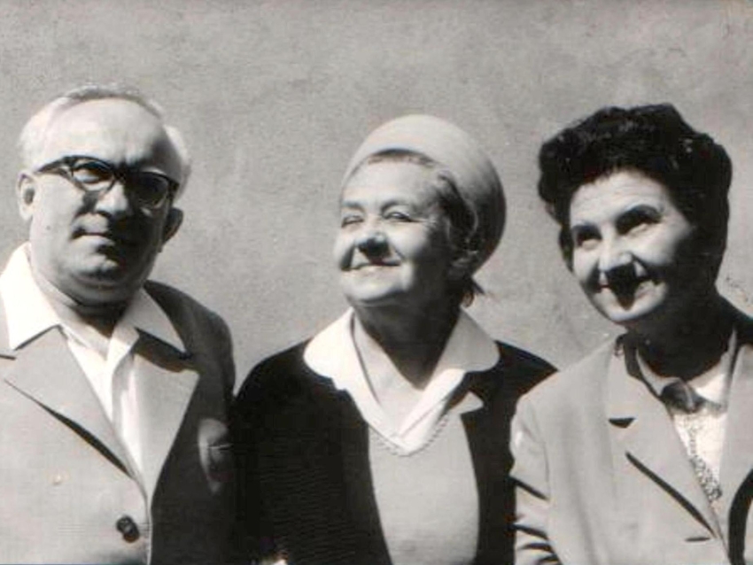 Vacková (uprostřed) s Jiřinou a Josefem Hoškovými, všichni bývalí dlouholetí vězni odsouzení v procesech s Katolickou akcí. Zdroj: archiv Jiřiny Hoškové