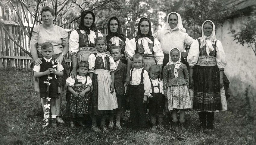 Petr Rehák vlevo dole s maminkou Marii Rehákovou (první zleva) s příbuznými a sousedy v Kubrici na Slovensku. Zdroj: archiv pamětníka