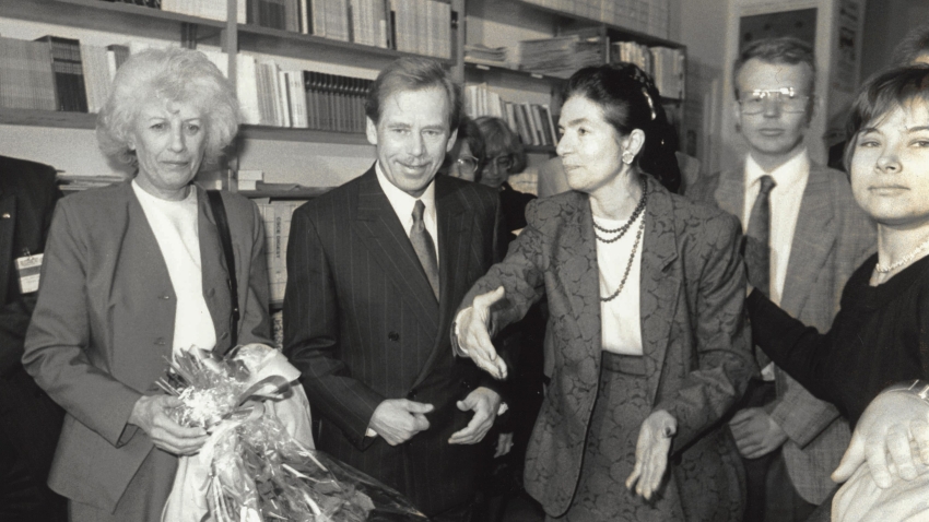 Olga Havlová, Václav Havel, Ada Kolmanová, Urban Westling a Anna-Lena Lövberg na setkání Nadace Charty 77, 1992. Zdroj: archiv Urbana Westlinga