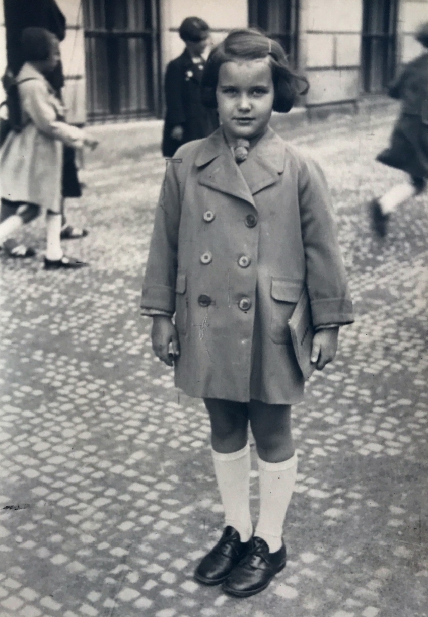 Eva Kotková v první třídě ve Štěpánské ulici u kostela v roce 1938. Zdroj: archiv pamětnice