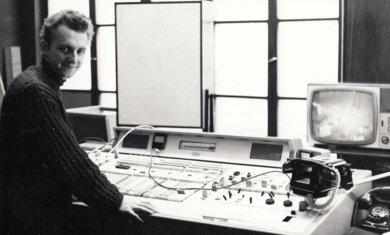Rozhlasové studio v roce 1968, na snímku technik Tomáš Zikmund. Zdroj: Paměť národa / archiv pamětníka