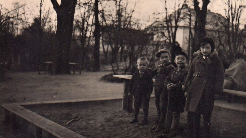 Jaroslav Ermis (třetí zleva) na pískovišti u zámku Zábřeh, 1931. Zdroj: archiv pamětníka