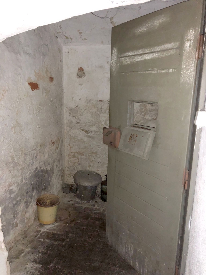 Jedna z vězeňských cel ve sklepení Kendeho vily. Zdroj: Tomáš Trantina