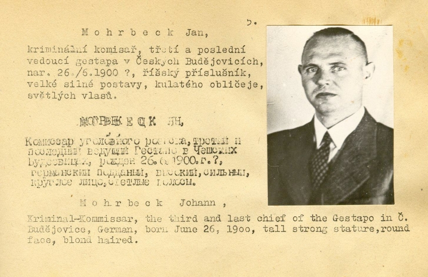 Poválečný zatykač na posledního šéfa budějovického Gestapa Hanse Mohrbecka. Od ledna 1945 měl pravomoc i nad služebnou Kripa. Nikdy nebyl dopaden. Zdroj: SOA Třeboň