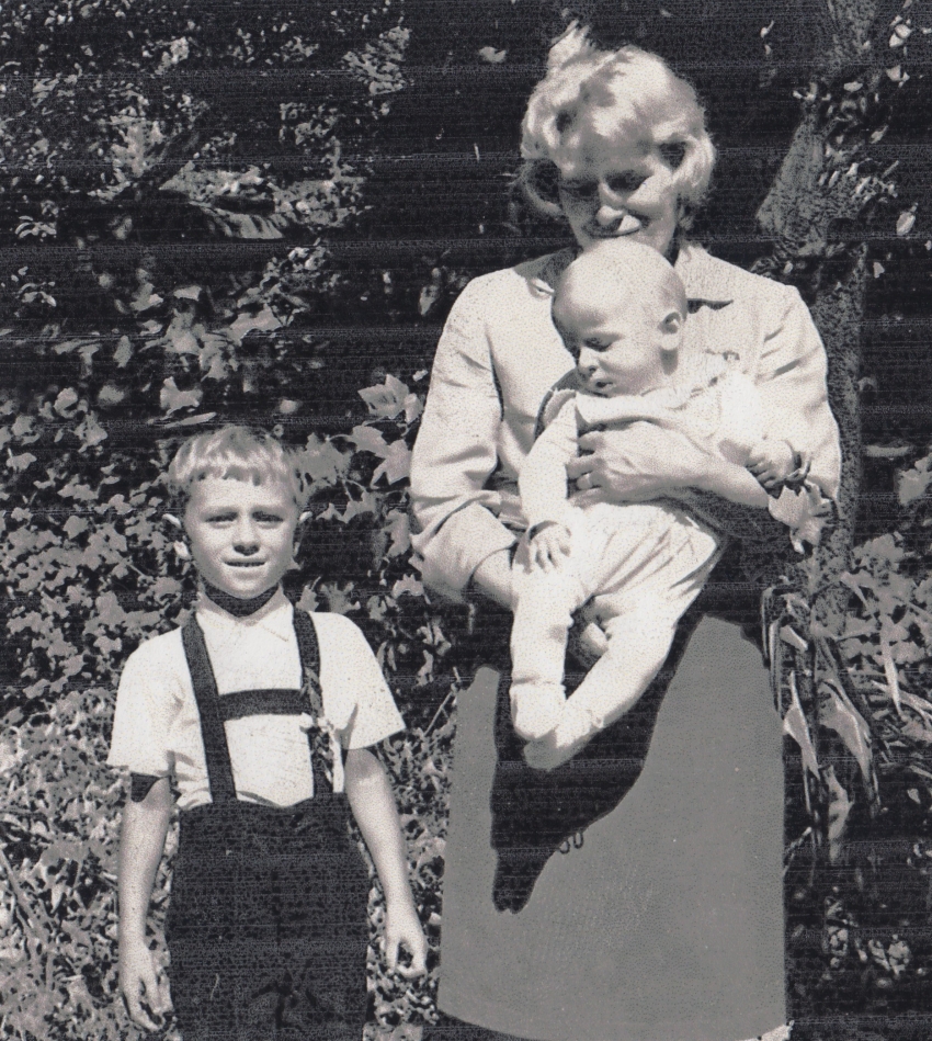 Marie Hlavová se syny Josefem (vlevo) a Pavlem (v náruči), 1963. Zdroj: archiv pamětníka