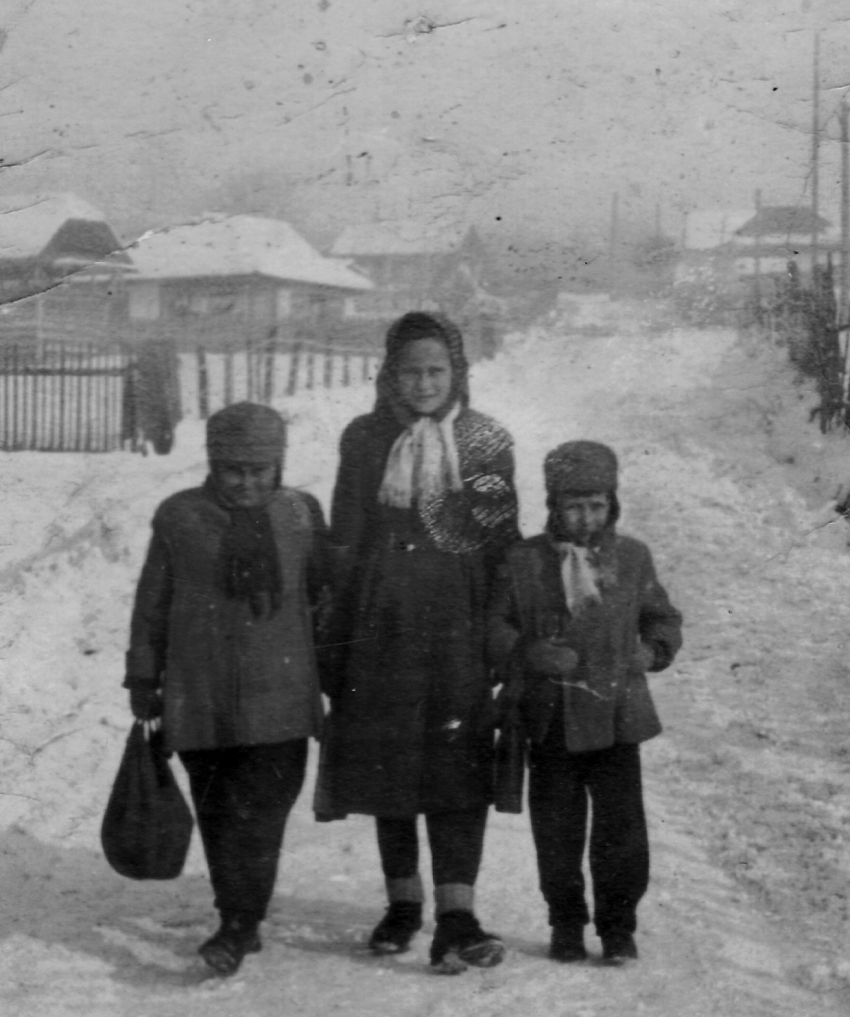 Z období stráveného v rumunském Comanesti, Anna Urban (uprostřed) a dva školáci, kolem roku 1952. Zdroj: archiv pamětnice