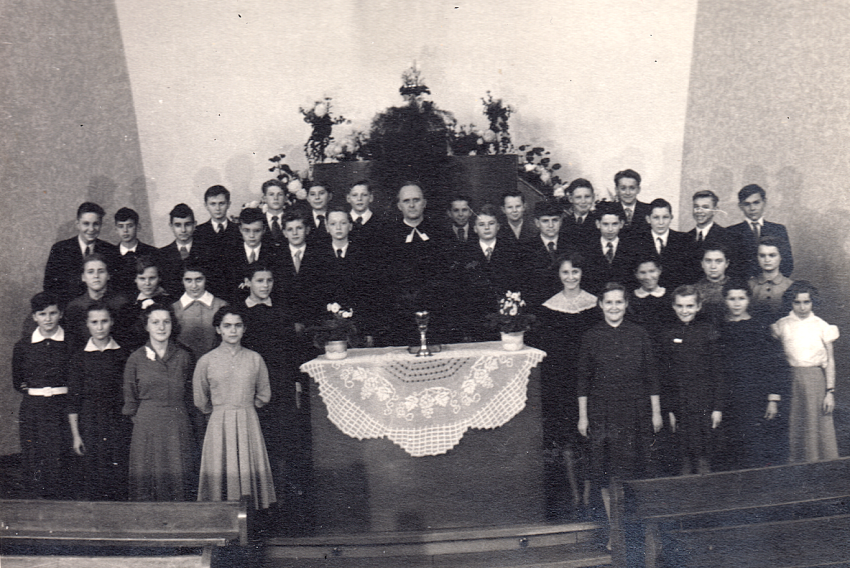 Jan Litomiský ve sboru (druhý napravo od pastora). Zdroj: archiv pamětníka