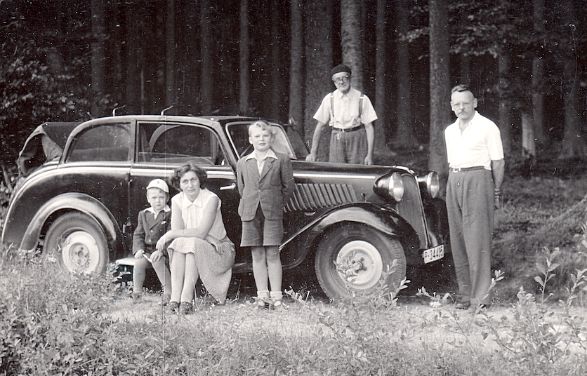 Jan Litomiský (stojící chlapec) s mladším bratrem, rodiči a dědečkem. Zdroj: archiv pamětníka