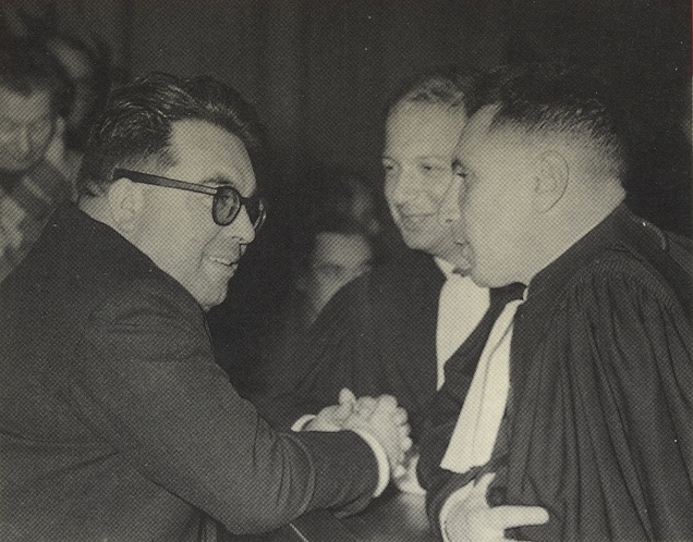 David Rousset (vlevo) se svými právníky u pařížského soudu. Zdroj: archiv D. Rousseta