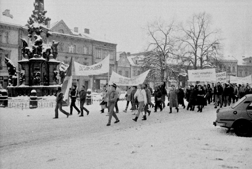 Generální stávka 27. listopadu 1989 na náměstí v Jaroměři. Zdroj: archiv pamětnice a Městské muzeum v Jaroměři