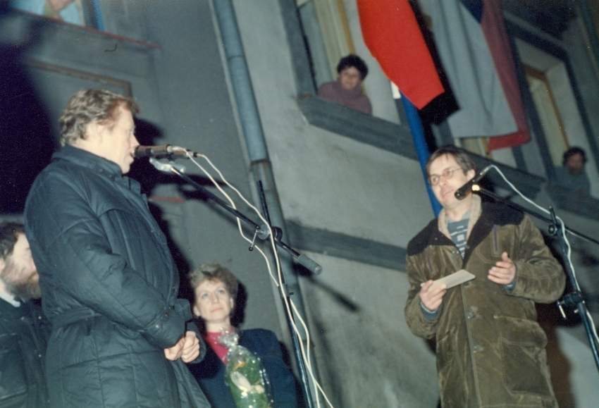 Manžel Pavel Mertlík (vpravo) a prezident Václav Havel při návštěvě Jaroměře v lednu 1990. Zdroj: archiv pamětnice a Městské muzeum v Jaroměři