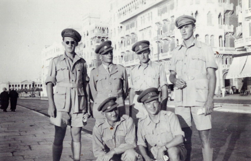 Fešáci z důstojnické školy (zcela vpravo Josef Hercz), 1942. Zdroj: archiv pamětníka