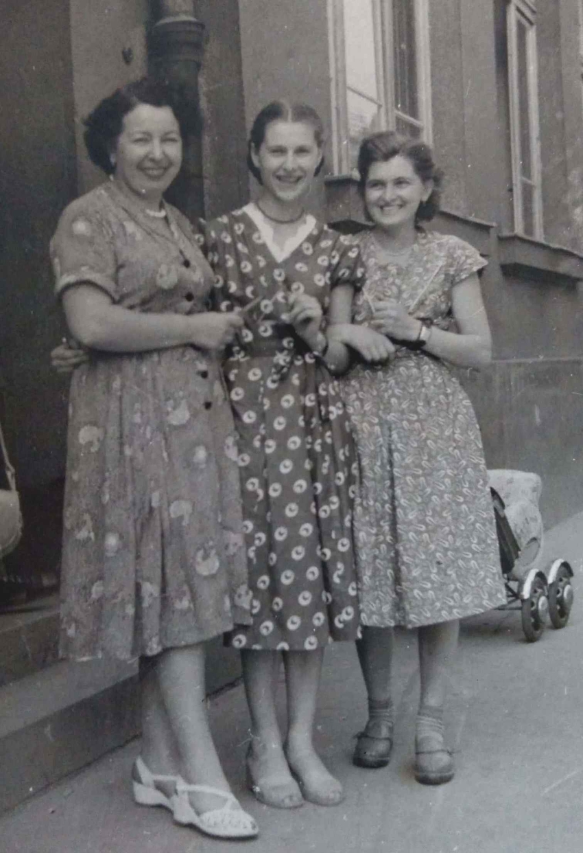 Mária Šidová (uprostřed) se svými kolegyněmi z pošty, 50. léta. Zdroj: archiv pamětnice
